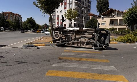 Aksaray'da Servis Minibüsü Kazasında 8 Öğrenci Yaralandı