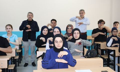 Amasya'da İşaret Dili Eğitimi Eğlenceli Hale Geliyor