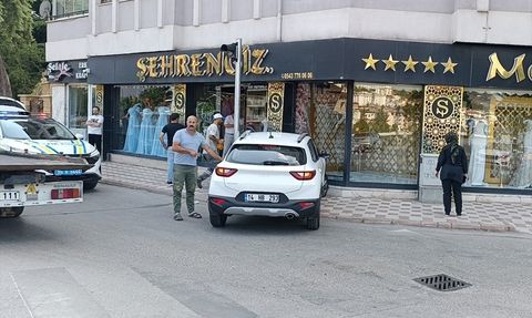 Amasya'da Trafik Kazası: Araç Vitrin Camına Çarptı