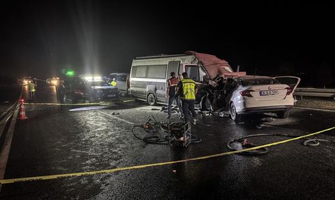 Ankara'da Minibüs ve Otomobil Çarpıştı: 1 Ölü, 1 Yaralı