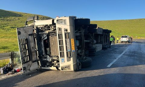 Ardahan'da Tır Devrildi, Sürücü Yaralandı