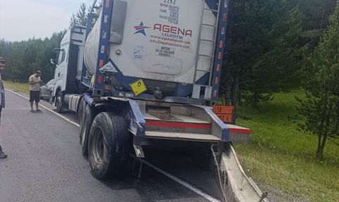 Ardahan'da Tır ve Otomobil Çarpışması: 5 Yaralı