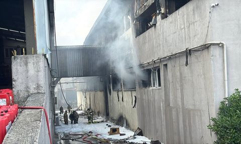 Arnavutköy'deki Plastik ve Sünger Fabrikasında Yangın Kontrol Altına Alındı