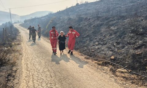 Arnavutluk'taki Orman Yangınları Nedeniyle 3 Köy Tahliye Ediliyor