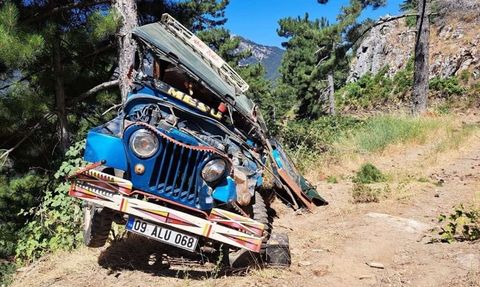 Aydın'da Şarampole Devrilen Cipte 3 Kişi Yaralandı