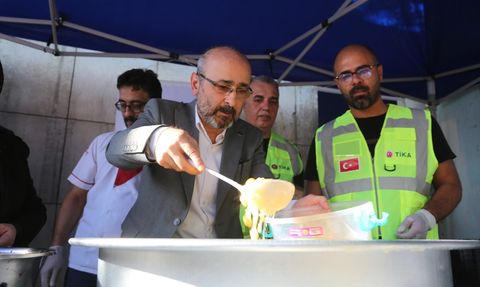 Bağdat'ta Yunus Emre Kültür Merkezi Aşure Dağıttı