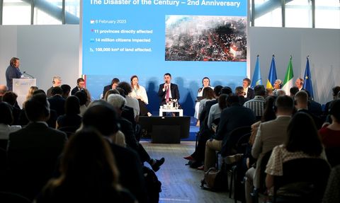 Bakan Kurum, Türkiye'nin İnşa Seferberliğini Dünyaya Tanıttı