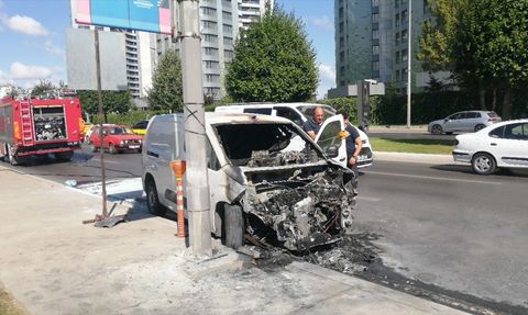 Bakırköy'de Seyir Halindeyken Yangın Çıkan Araç Kullanılamaz Hale Geldi