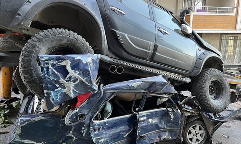 Başakşehir'de Kontrolden Çıkan Vinç, 23 Araca Zarar Verdi