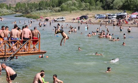 Bayburt'ta Sıcak Havada Çoruh Nehri'nde Serinleme Keyfi