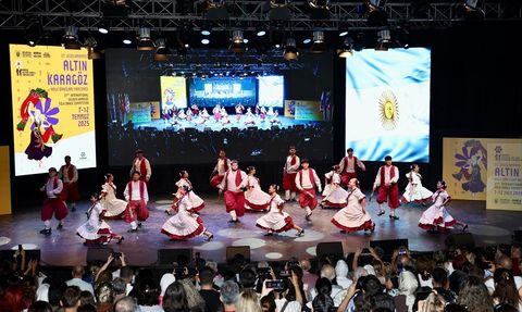 Bursa'da 37. Uluslararası Altın Karagöz Halk Dansları Yarışması Başladı