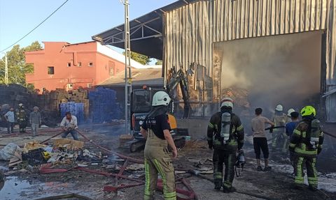 Bursa'da Meyve Sebze Paketleme Tesisinde Yangın Söndürüldü