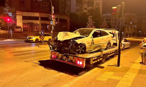 Bursa'da Özel Halk Otobüsü ve Otomobil Çarpıştı, 7 Yaralı