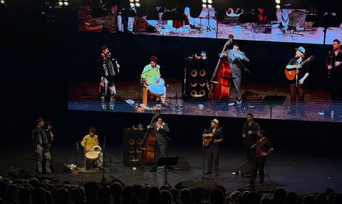 Candan Erçetin ve Barcelona Gipsy Klezmer Orkestrası Bursa'da Büyüledi