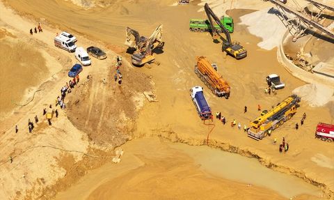 Çatalca'da İş Makinesi Atık Su Alanına Düştü: Operatör Kurtarılıyor