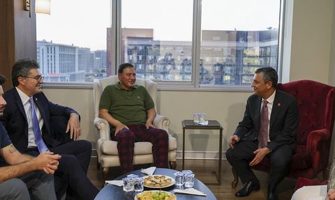 CHP Genel Başkanı Özel, Murat Emir'i Hastanede Ziyaret Etti