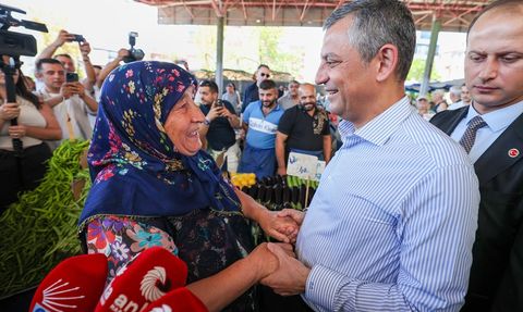 CHP Genel Başkanı Özgür Özel, Yenimahalle Semt Pazarında Esnafla Buluştu