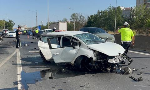 Çorlu'da Bariyere Çarpan Otomobilde Üç Yaralı