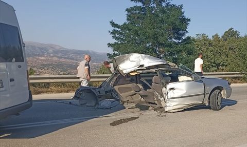 Çorum'da Yolcu Minibüsü ve Otomobil Çarpıştı: 11 Yaralı