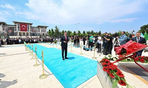 Cumhurbaşkanı Yardımcısı Cevdet Yılmaz 15 Temmuz Şehitler Anıtı'na Çelenk Bıraktı