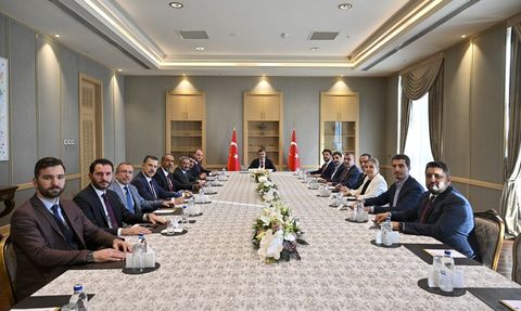 Cumhurbaşkanı Yardımcısı Yılmaz, AK Parti Teşkilatını Ziyaret Etti