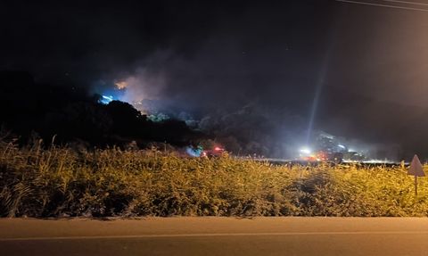 Dikili'de Yangın Mücadelesi Devam Ediyor