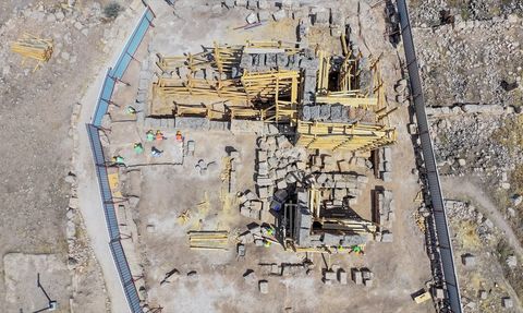 Diyarbakır'da 3 Bin Yıllık Zerzevan Kalesi'nin Restorasyonu Başladı