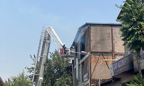 Diyarbakır'da Sanayi Sitesinde Yangın İtfaiye Ekiplerince Söndürüldü