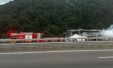 Düzce'de Otobüs Yangını: İstanbul İstikameti Ulaşıma Kapandı
