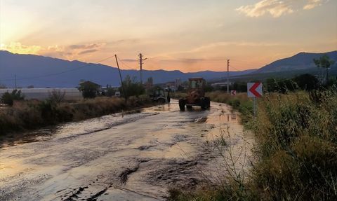 Elmalı'da Doğal Afet: Sağanak, Dolu ve Hortum Zarar Verdi
