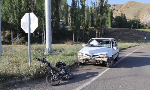 Erzurum'da Otomobil ile Elektrikli Bisiklet Çarpıştı