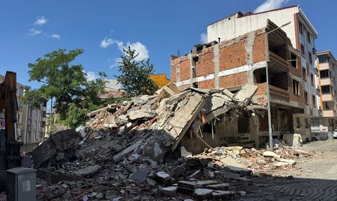 Esenyurt'ta Yıkım Sırasında Bina Çöktü