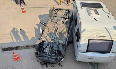 Eskişehir'de Kontrolden Çıkan Otomobil Site Bahçesine Düştü