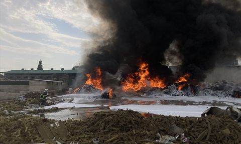 Gaziantep'te Geri Dönüşüm Tesisinde Yangın