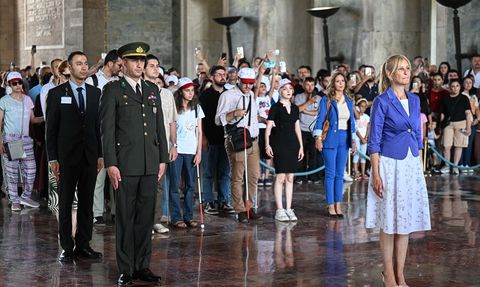 Görme Engelli Gençler Anıtkabir'i Ziyaret Etti