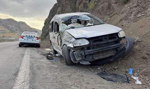 Hakkari'de Hafif Ticari Araç Devrildi: 5 Yaralı