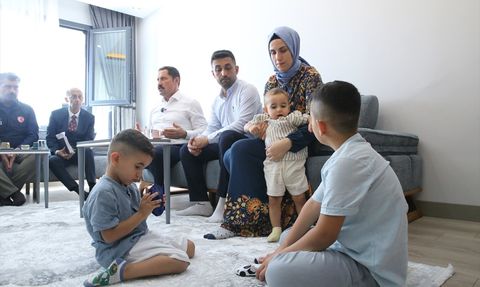 Hatay'da Depremzede Aileye Vali Ziyareti