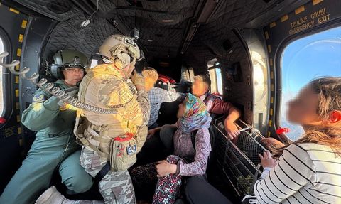 Hava Kuvvetleri, İzmir'deki Orman Yangınında Mahsur Kalan Aileyi Kurtardı