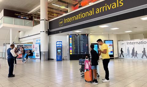 İngiltere'de Teknik Arıza Nedeniyle Uçuşlarda Aksama