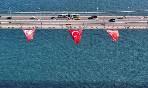 İstanbul Boğazı'ndaki Köprülerin Üzerinde Türk Bayrağı Dalgalandı