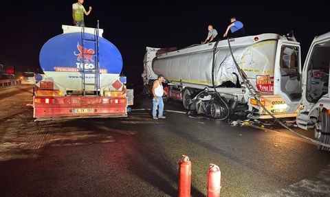 İstanbul-İzmir Otoyolu'nda Tır Kazası: Sürücü Yaralandı