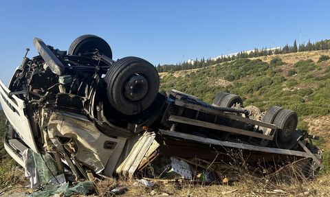İzmir'de Devrilen Kamyonda Sürücü Ağır Yaralandı