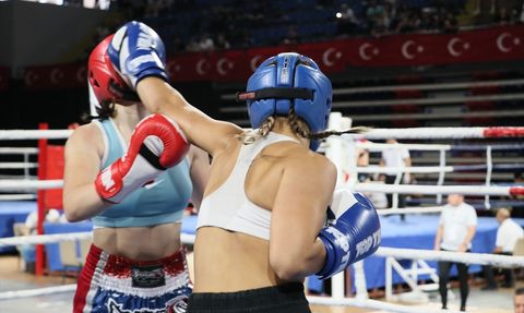 İzmir'de Türkiye Kick Boks Şampiyonası Açıldı