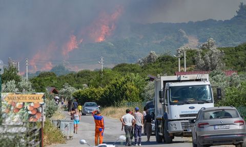İzmir'de Yangın Seferihisar'da Kontrol Altına Alınmaya Çalışılıyor
