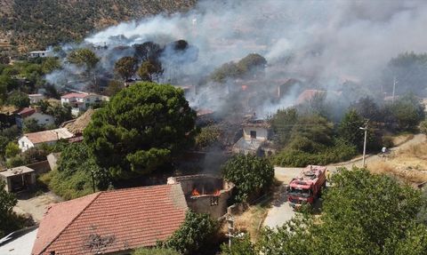 İzmir'deki Yangın Mahalleyi Tehdit Ediyor