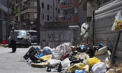 İzmir Karşıyaka'da Çöp Sorunu Büyüyor