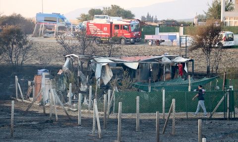 İzmir Menderes'te Otluk Alanda Yangın: 8 Ev Hasar Gördü