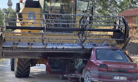 Kastamonu'da Biçerdöver ile Otomobil Kazası
