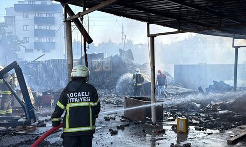 Kocaeli'de Yangın Paniği: Hurda Deposundan Kalıp Atölyesine Sıçradı