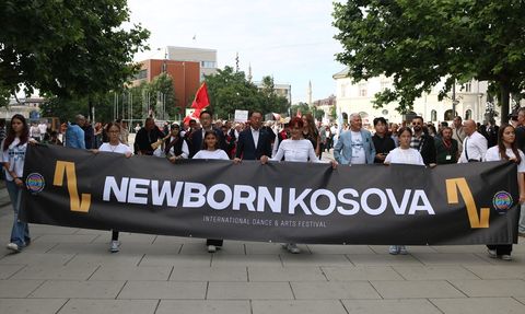 Kosova'da Renkli Dans Festivali Korteji